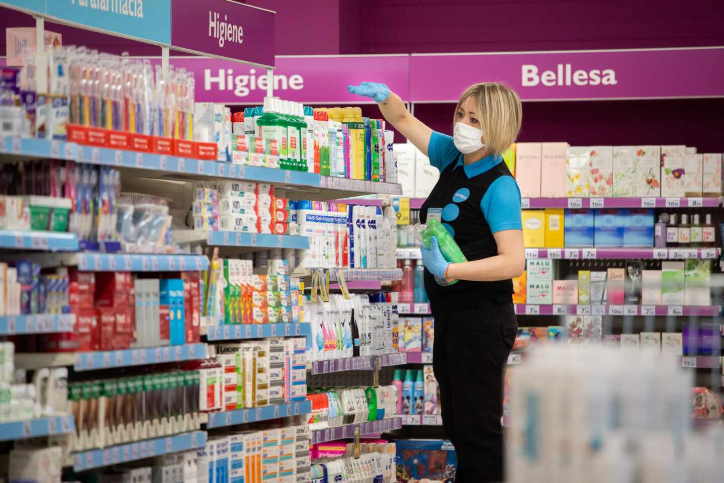 Empleada de un supermercado cubierta con una mascarilla.