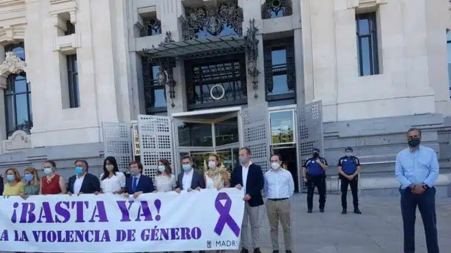Ortega Smith se niega a posar detrás de una pancarta contra la violencia machista