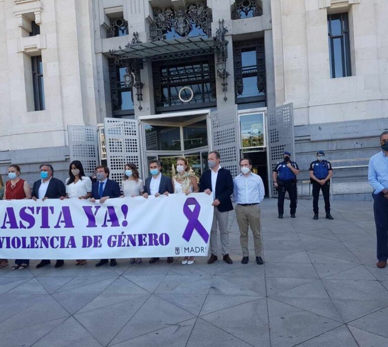 Ortega Smith se niega a posar detrás de una pancarta contra la violencia machista