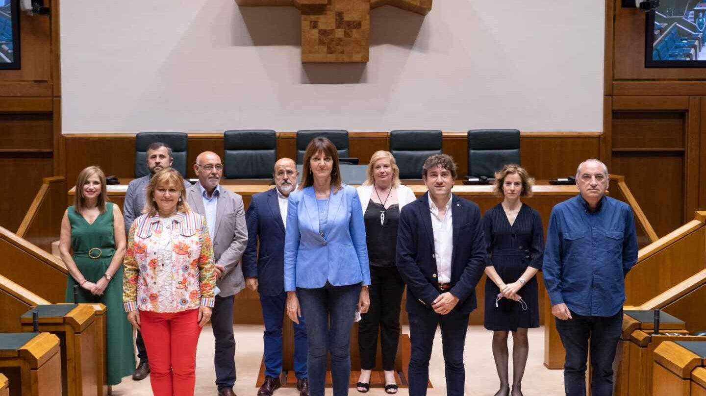 Idoia Mendia, junto a todo el grupo socialista vasco, posa en la Cámara de Vitoria tras acreditarse como parlamentarios del PSE.
