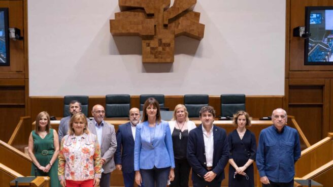 Idoia Mendia, junto a todo el grupo socialista vasco, posa en la Cámara de Vitoria tras acreditarse como parlamentarios del PSE.