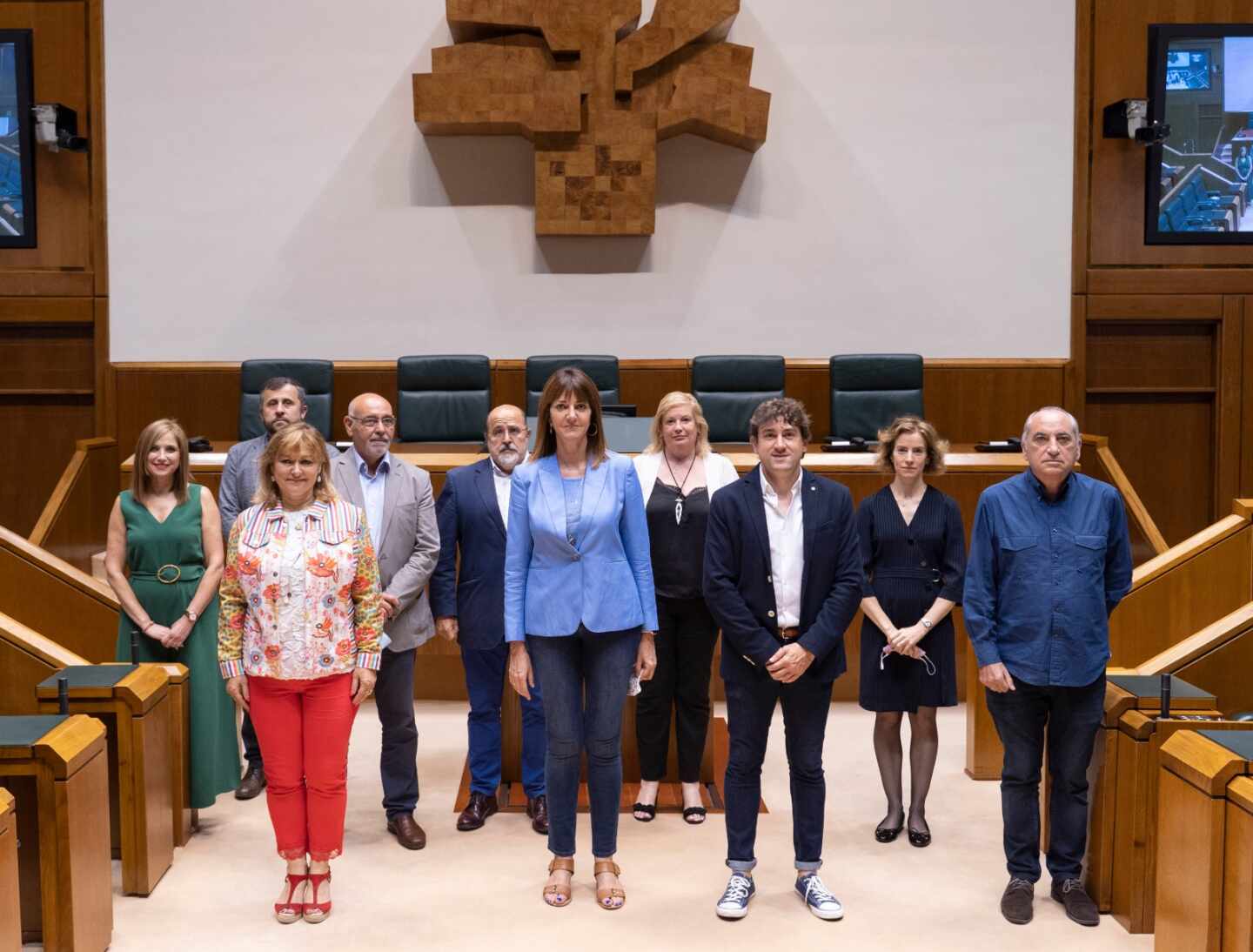 Idoia Mendia, junto a todo el grupo socialista vasco, posa en la Cámara de Vitoria tras acreditarse como parlamentarios del PSE.