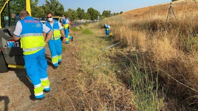 Los efectivos del SUMMA 112 en la localidad de El Álamo donde se localizaron los cadáveres de una pareja joven.