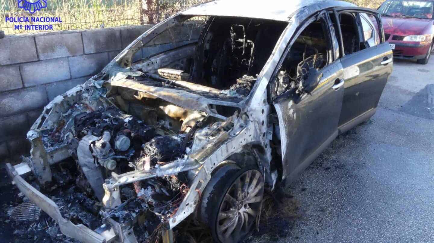 Uno de los vehículos incendiados en Torrelavega.