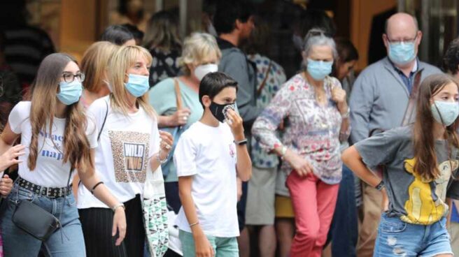 Viandantes con mascarilla en Bilbao.
