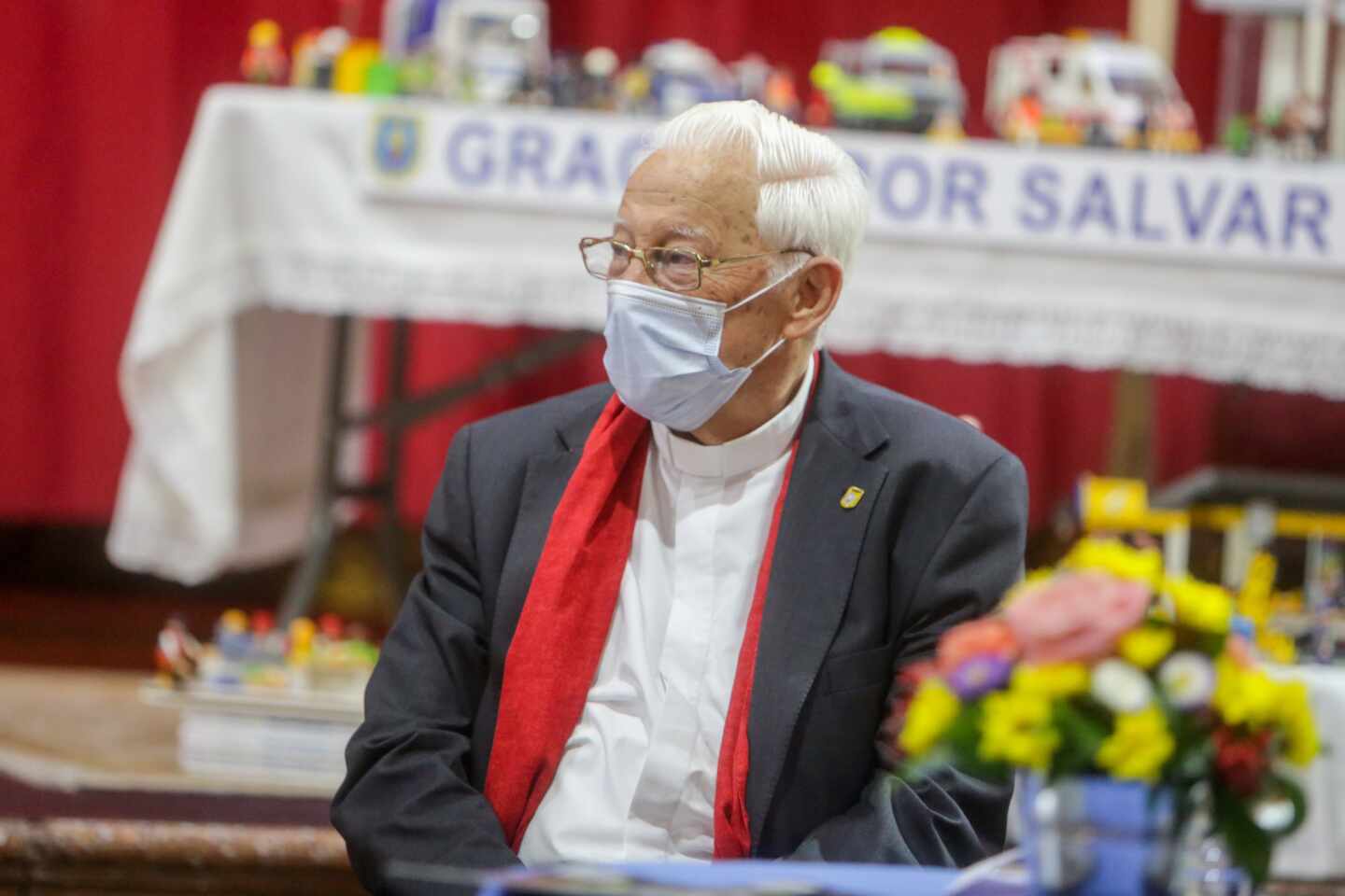 El Padre Ángel, presidente de la ONG Mensajeros por la Paz, durante la visita del presidente del Parlamento Europeo, David Sassoli, a la Iglesia de San Antón.