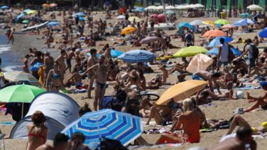 Barcelona vuelve a cerrar tres playas este domingo por exceso de bañistas