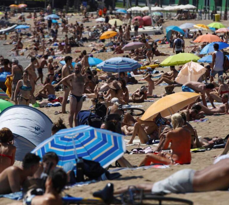Barcelona vuelve a cerrar tres playas este domingo por exceso de bañistas