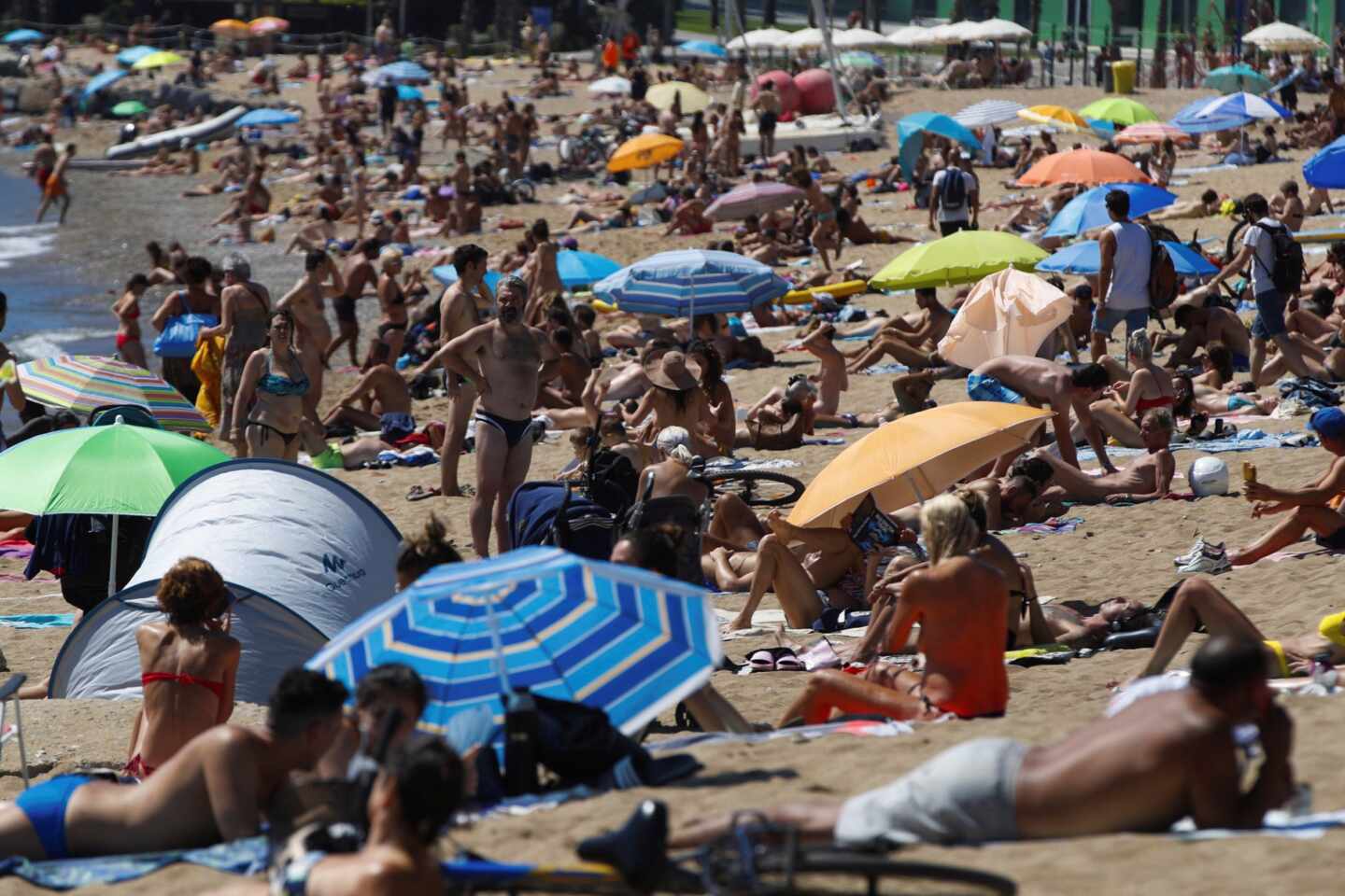 Barcelona vuelve a cerrar tres playas este domingo por exceso de bañistas