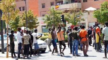 Vídeo: Unos 100 inmigrantes aislados por un brote de Covid-19 se saltan las restricciones en Albacete