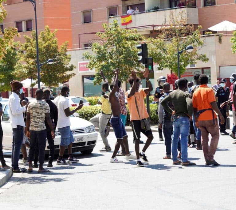 Vídeo: Unos 100 inmigrantes aislados por un brote de Covid-19 se saltan las restricciones en Albacete