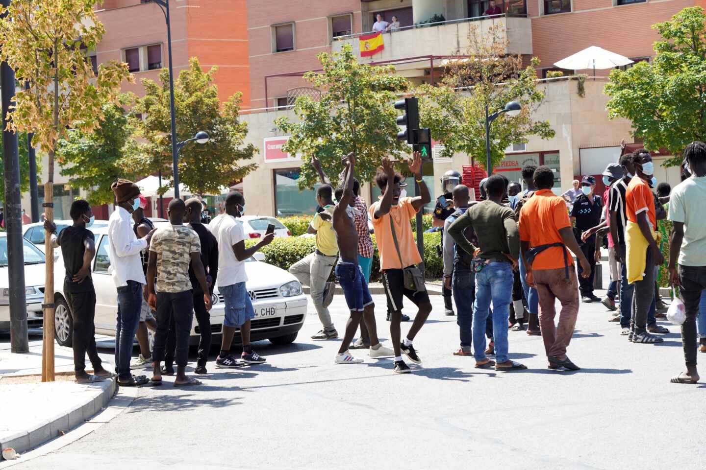 Vídeo: Unos 100 inmigrantes aislados por un brote de Covid-19 se saltan las restricciones en Albacete