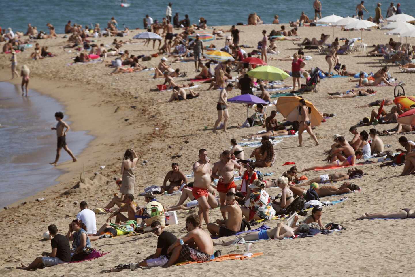 Barcelona cierra cinco playas ante la afluencia masiva de bañistas pese a las nuevas restricciones