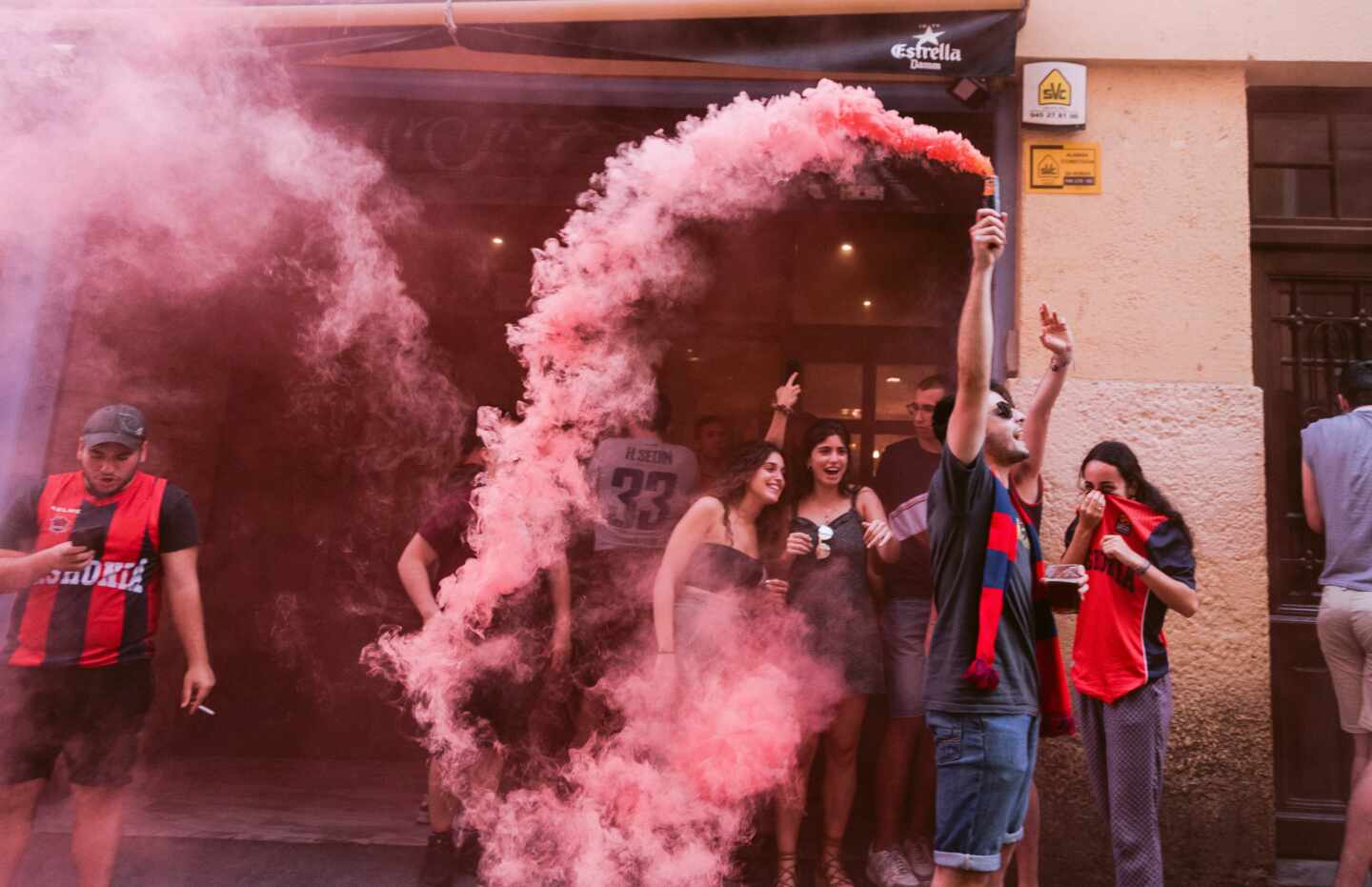 Un detenido y dos ertzainas heridos en el desalojo de una discoteca en Vitoria