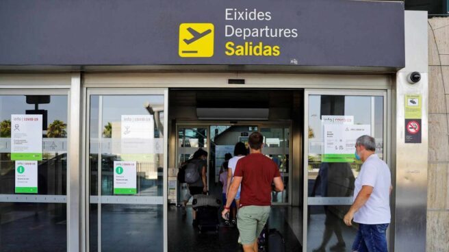 Viajeros acceden al aeropuerto de Manises (Valencia).