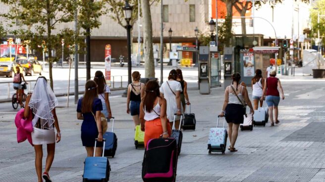 Turistas por la Plaza de Cataluña de Barcelona.