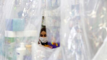 La pandemia bate récord diario con 279.700 casos y supera ya los 15 millones de contagiados