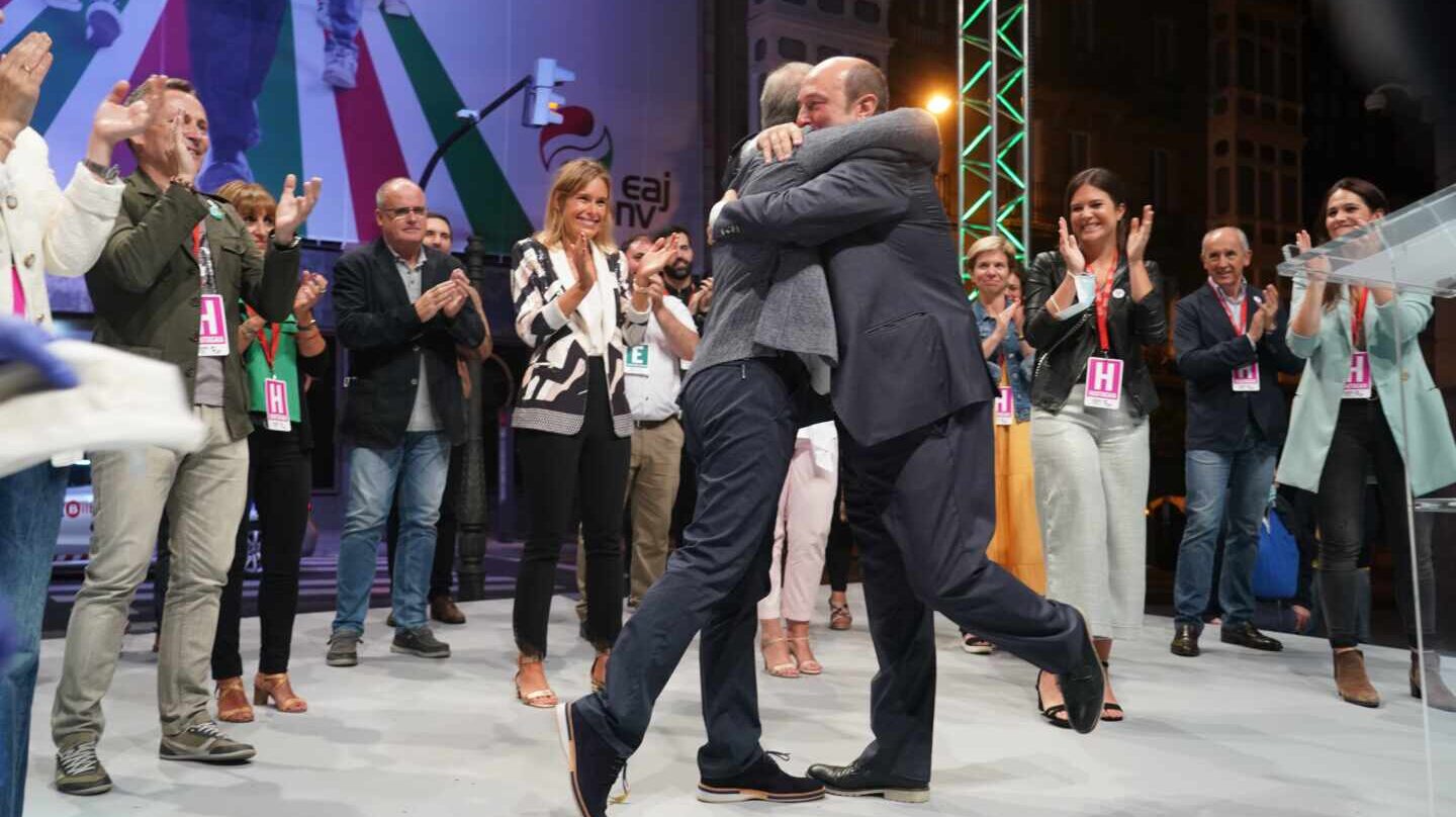 Urkullu y Ortuzar se abrazan en el acto del PNV posterior a las elecciones