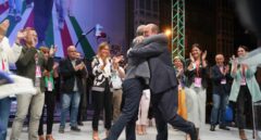 Besos, abrazos y sin distancia social: así fueron las celebraciones del PP y PNV