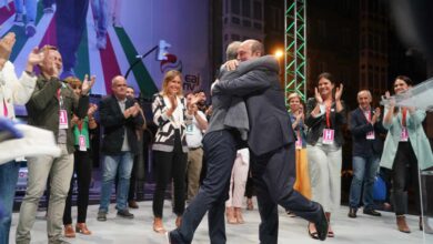 Besos, abrazos y sin distancia social: así fueron las celebraciones del PP y PNV