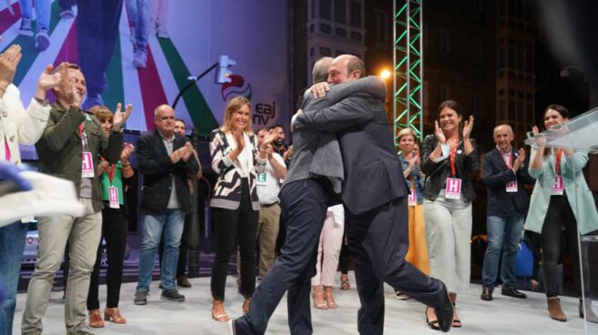 Urkullu y Ortuzar se abrazan en el acto del PNV posterior a las elecciones