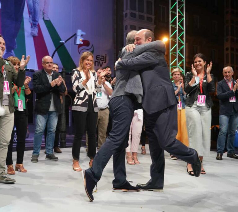 Besos, abrazos y sin distancia social: así fueron las celebraciones del PP y PNV
