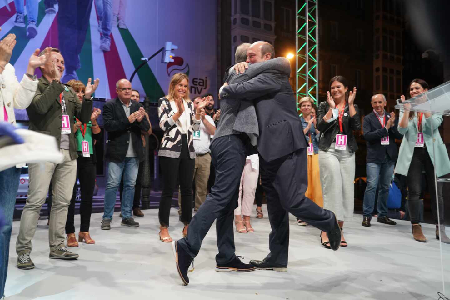 Urkullu y Ortuzar se abrazan en el acto del PNV posterior a las elecciones