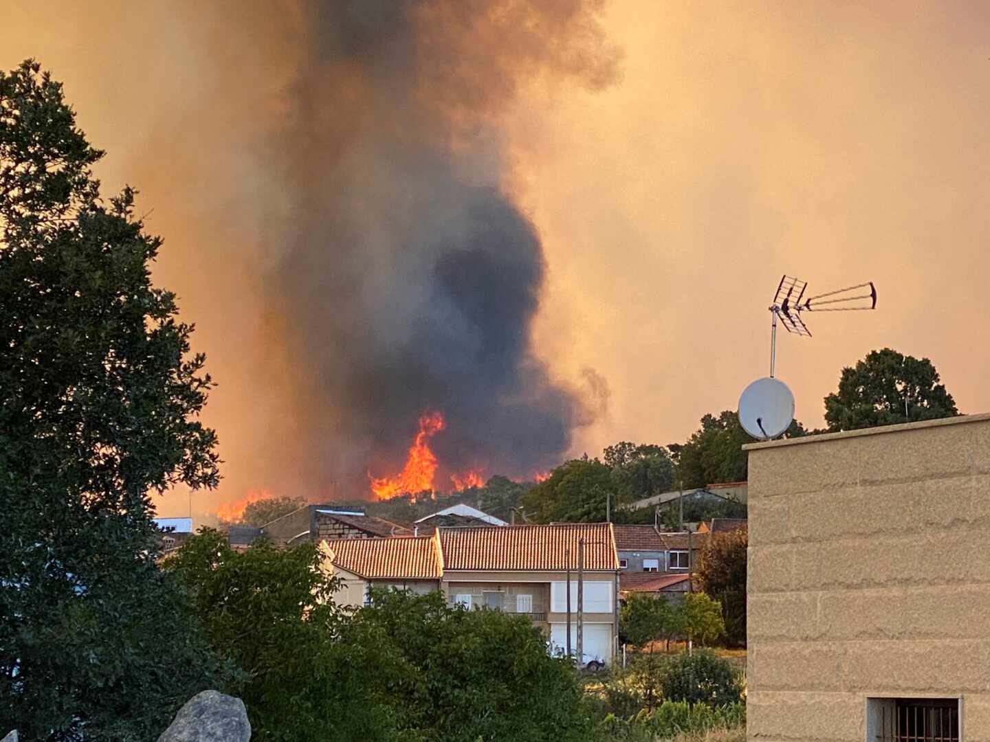 Tres incendios forestales, dos controlados, arrasan 850 hectáreas en Ourense