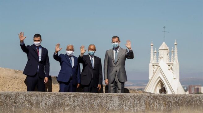 El presidente del Gobierno, Pedro Sánchez (i), el rey Felipe VI (d), junto con presidente portugués Marcelo Rebelo de Sousa (2d) y el primer ministro luso Antonio Costa (2i) durante el paseo por la muralla de la ciudad durante el acto oficial de la reapertura, tras tres meses y medio cerradas por el coronavirus, de la fronteras entre España y Portugal este miércoles en Badajoz.