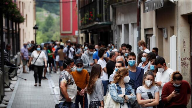 Cientos de personas hacen cola para someterse a pruebas PCR en las carpas instaladas en Ordizia.