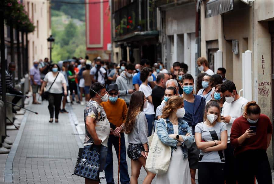 Cientos de personas hacen cola para someterse a pruebas PCR en las carpas instaladas en Ordizia.