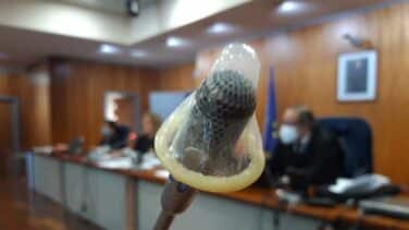 Un fiscal de Málaga denuncia la colocación de un preservativo en su micrófono durante el receso de un juicio