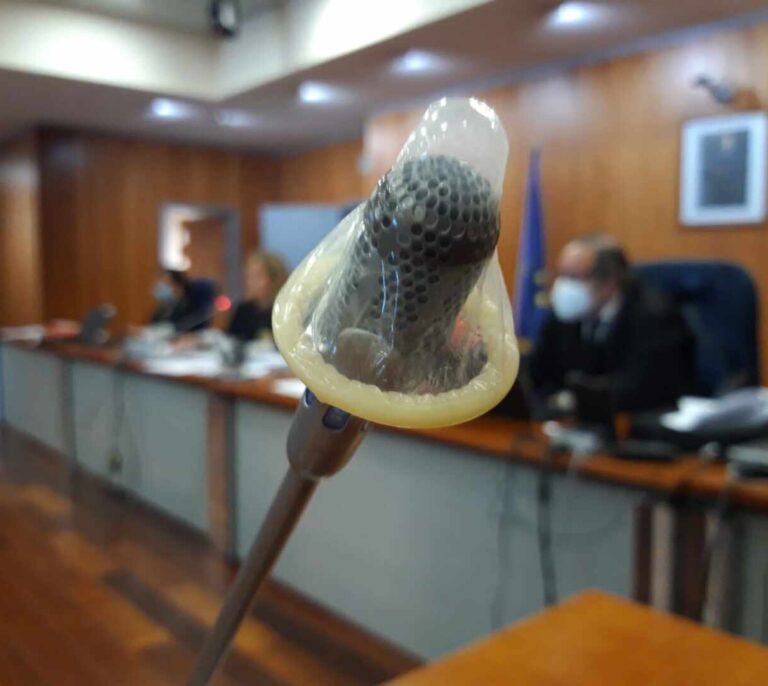 Un fiscal de Málaga denuncia la colocación de un preservativo en su micrófono durante el receso de un juicio