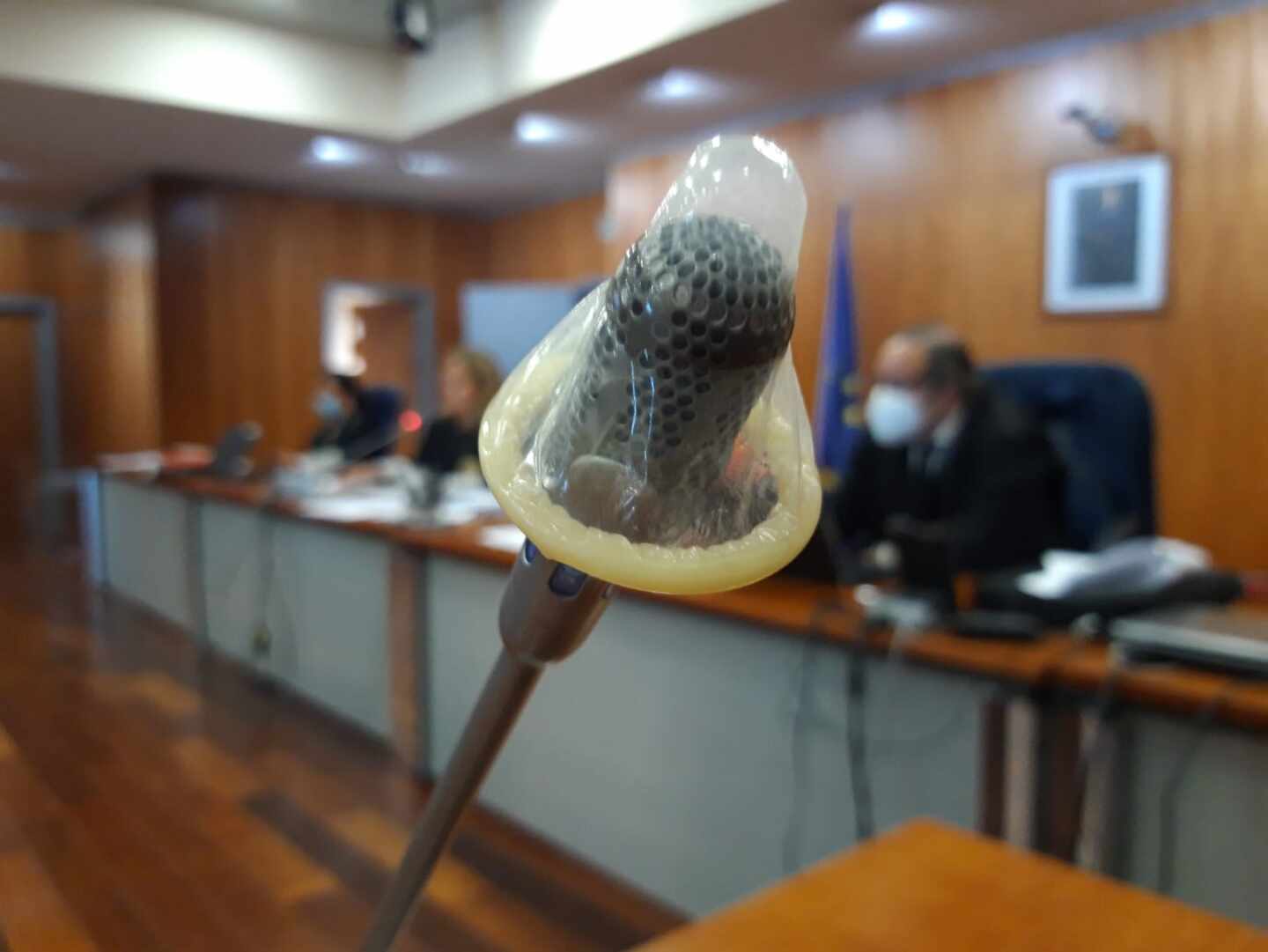 Un fiscal de Málaga denuncia la colocación de un preservativo en su micrófono durante el receso de un juicio