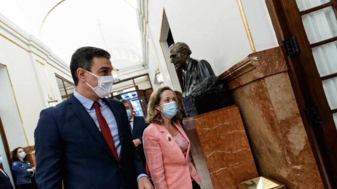 El presidente del Gobierno, Pedro Sánchez, con la vicepresidenta económica, Nadia Calviño.