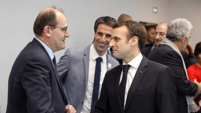 Jean Castex y Emmanuel Macron se saludan en Creteil.