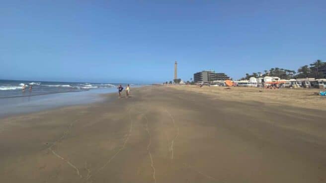 Inusual vista de la playa de Maspalomas (Gran Canaria) casi vacía de turistas
