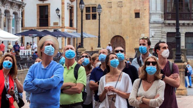 Un grupo de turistas observa la catedral de Oviedo