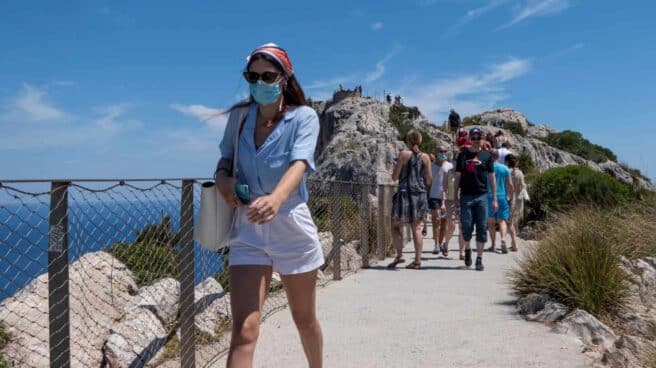 Una turista con mascarilla en Mallorca (Baleares).