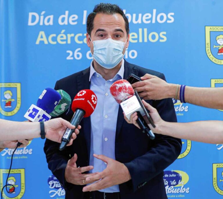Aguado apoya la 'cartilla Covid-19' pero matiza que está pensada "exclusivamente para uso sanitario"