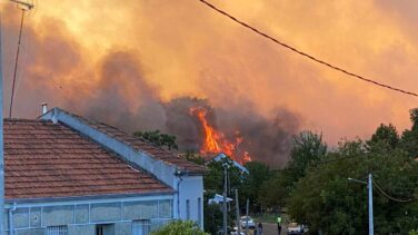 Avanza sin control el incendio en Monterrei (Orense) próximo a núcleos habitados