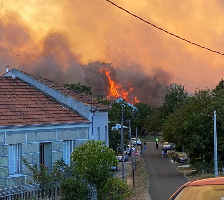 Avanza sin control el incendio en Monterrei (Orense) próximo a núcleos habitados