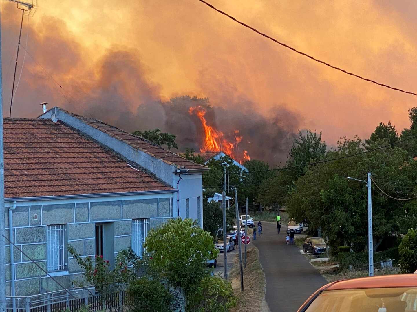Avanza sin control el incendio en Monterrei (Orense) próximo a núcleos habitados