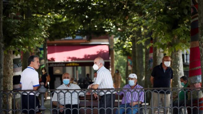 Varios hombres descansan en una plaza de Ordizia (Gipuzkoa).