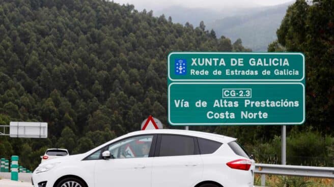Un vehículo circula por una autopista de Celeiro, Lugo.