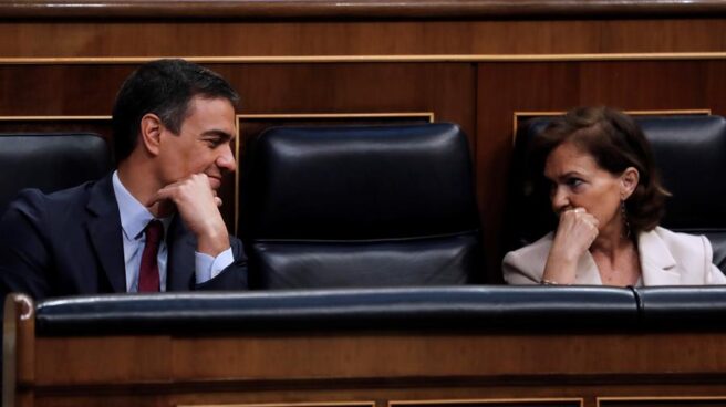 El presidente del Gobierno, Pedro Sánchez, y la vicepresidenta primera, Carmen Calvo.