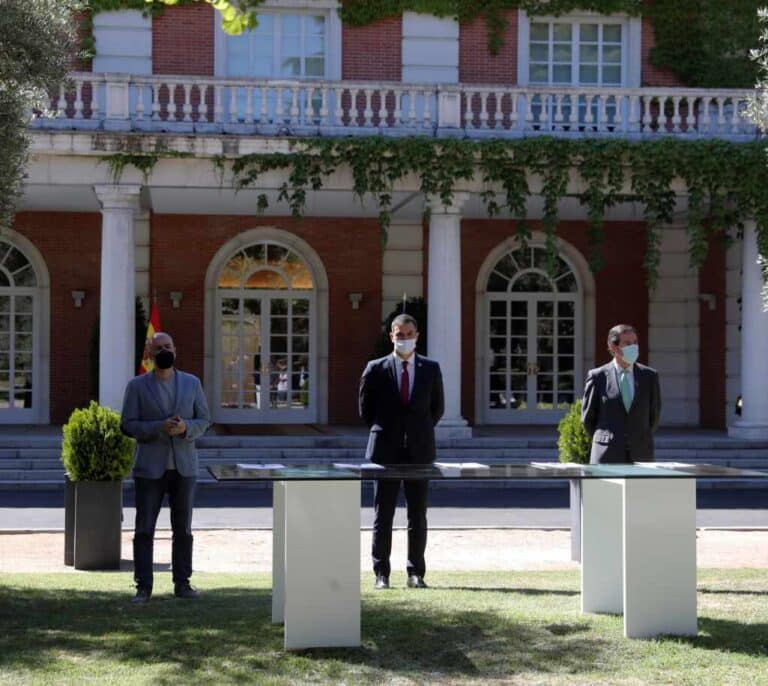 El Gobierno firma un acuerdo descafeinado por la reactivación económica junto a patronal y sindicatos