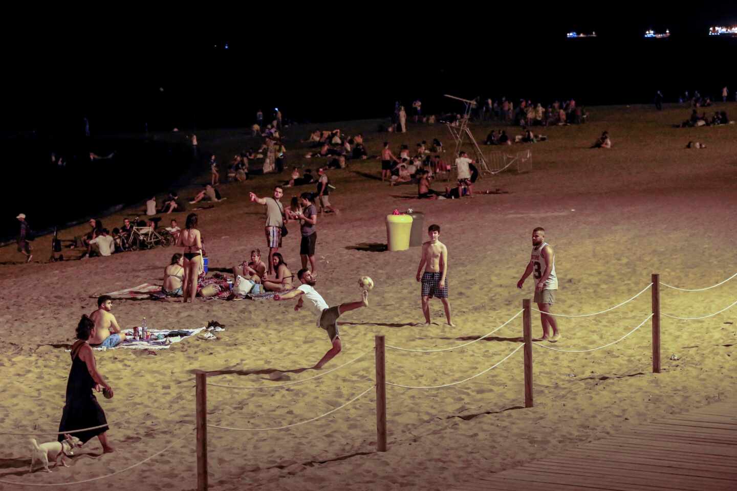 La Guardia Urbana de Barcelona desaloja a más de 7.000 personas de las playas durante la noche