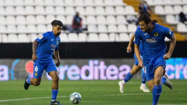 Futbolistas del Fuenlabrada durante un partido contra el Rayo Vallecano.