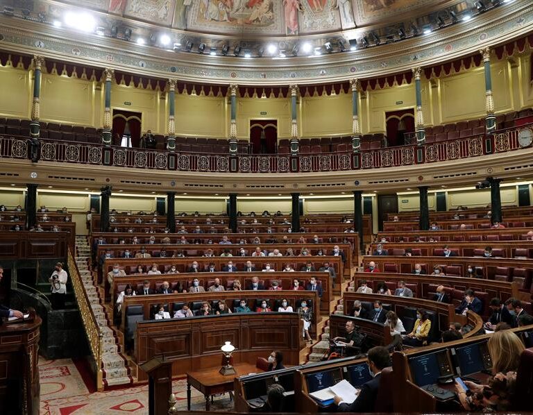 El PP y Cs acusan al PSOE de saltarse el límite de asistencia de sus diputados en el Congreso